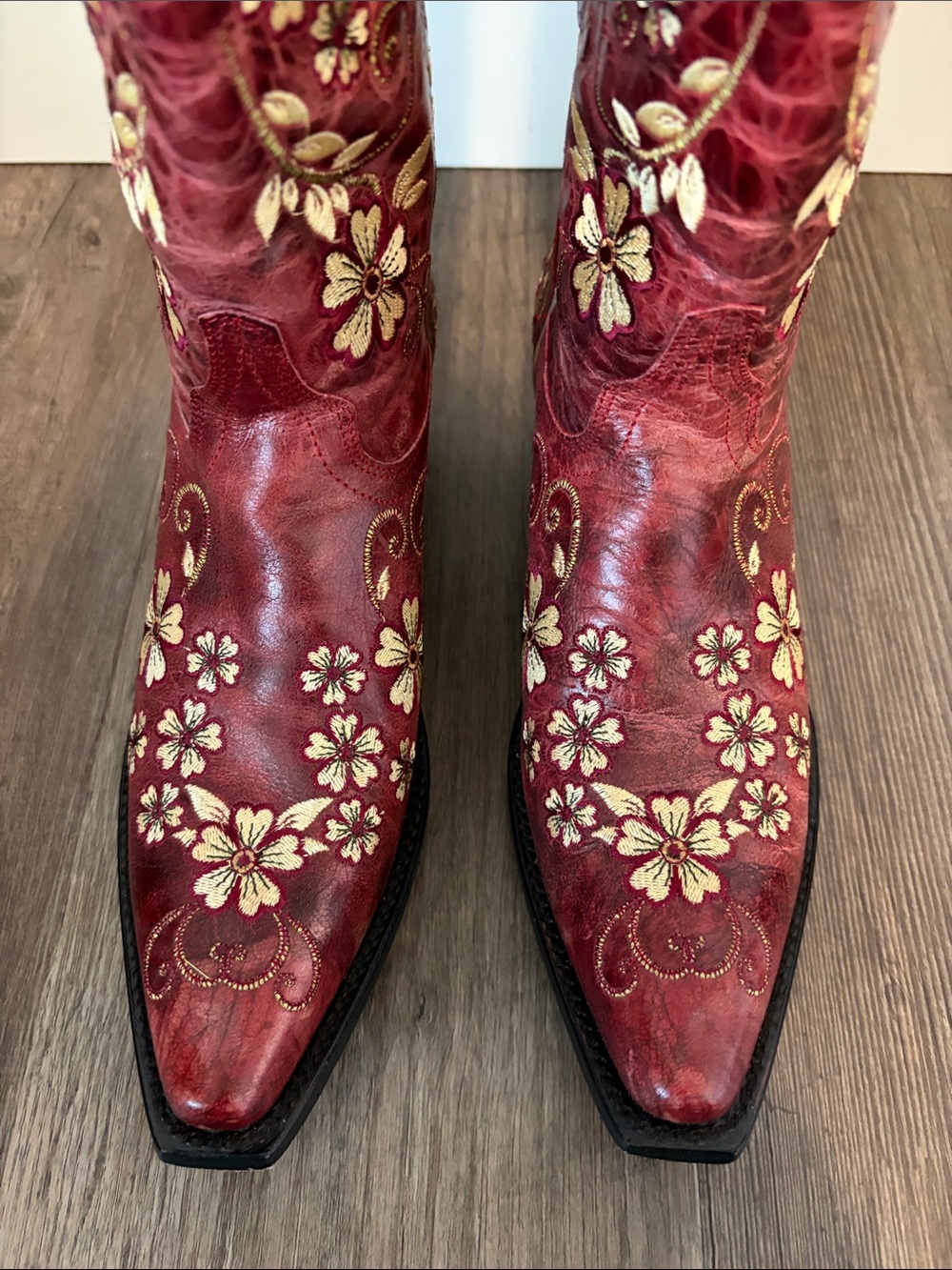 Beautiful floral embroidered deep red Shyanne cowgirl/cowboy boots - Picture 4 of 13